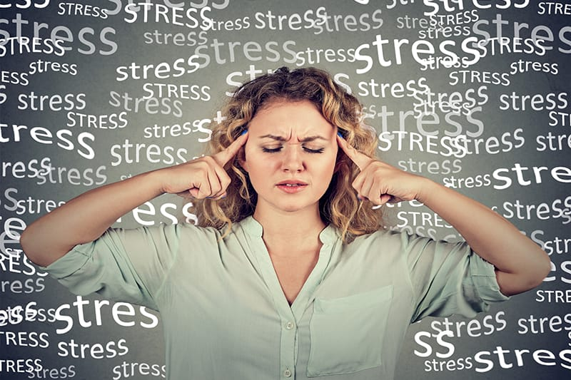Tình trạng căng thẳng, lo âu kéo dài làm ảnh hưởng đến hoạt động của hệ thần kinh phó giao cảm, gây gia tăng điều tiết.