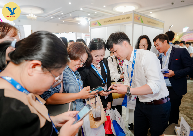 Ông Lê Đức Nguyên - Giám đốc MEDLATEC TP. Hồ Chí Minh tích cực trao đổi chuyên môn cùng đội ngũ chuyên gia, bác sĩ tham dự 