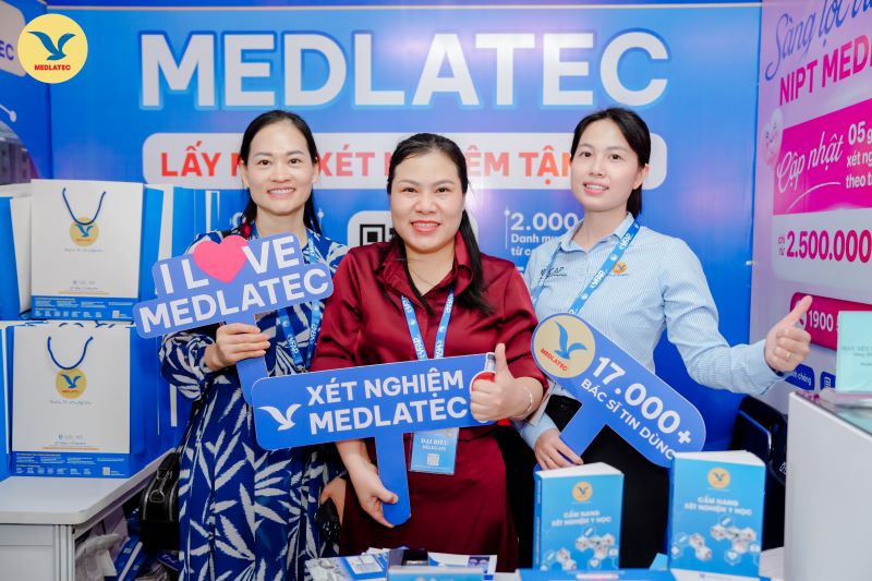 Các đại biểu tham dự hội nghị hào hứng tham quan, chụp ảnh lưu niệm tại gian hàng MEDLATEC