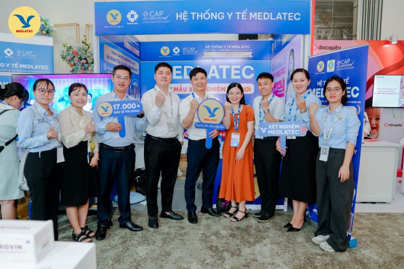 Đội ngũ nhân sự Hệ thống Y tế MEDLATEC chi nhánh TP. Hồ Chí Minh chụp ảnh lưu niệm tại chương trình 