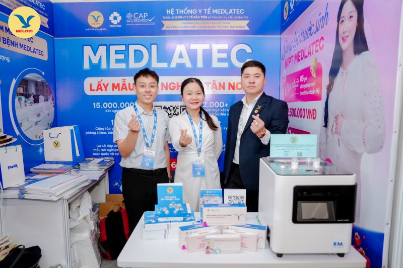 Đội ngũ nhân sự Công ty TNHH Dịch vụ tổng hợp MEDAZ Việt Nam (trực thuộc MEDLATEC GROUP) chụp ảnh lưu niệm tại chương trình 