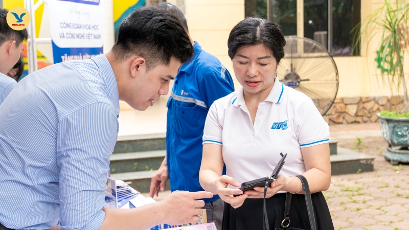 Bà Phan Thị Vân Kiều - Chánh văn phòng Tổng Công ty Truyền thông Đa phương tiện VTC bày tỏ sự hài lòng đối với dịch vụ y tế do MEDLATEC cung cấp 