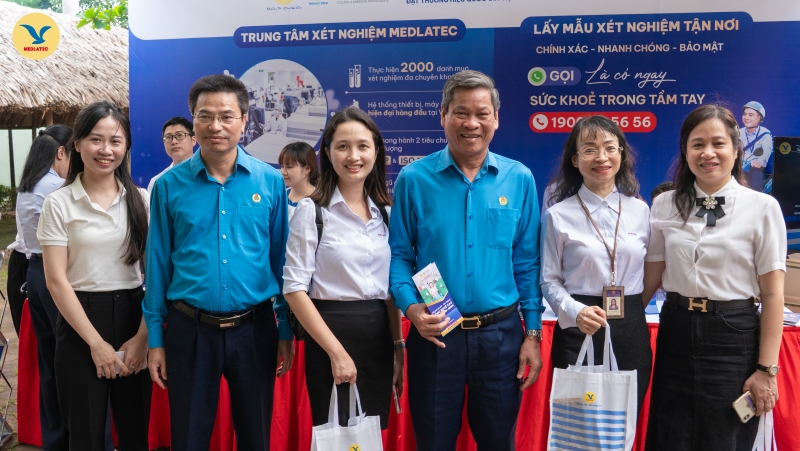 Các đồng chí lãnh đạo chụp ảnh lưu niệm cùng công đoàn viên, người lao động tại gian hàng MEDLATEC 