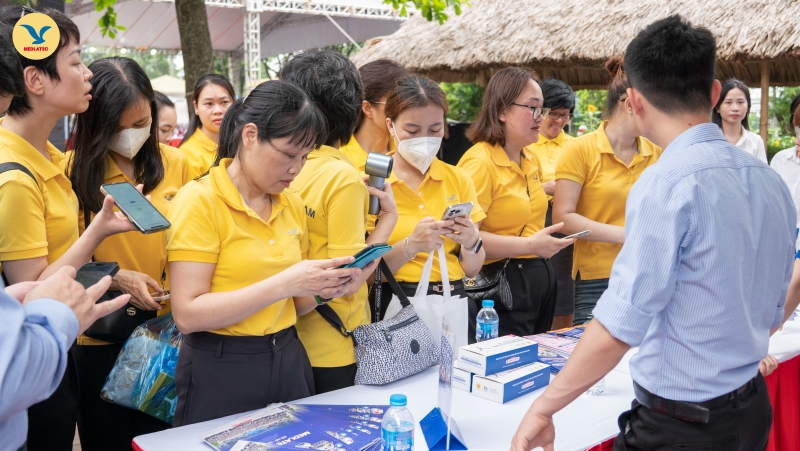Đông đảo đại biểu, công đoàn viên, người lao động quan tâm tới các dịch vụ chăm sóc sức khỏe được giới thiệu tại gian hàng MEDLATEC 