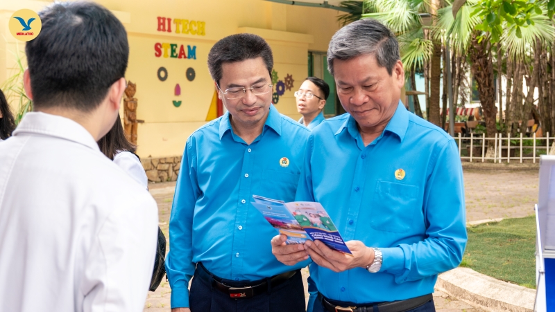 Gian hàng trưng bày MEDLATEC vinh dự chào đón Phó Chủ tịch Tổng LĐLĐ Việt Nam Huỳnh Thanh Xuân và Phó Chủ tịch Thường trực Công đoàn KH&CN Phạm Quang Hưởng tới thăm quan, tìm hiểu 