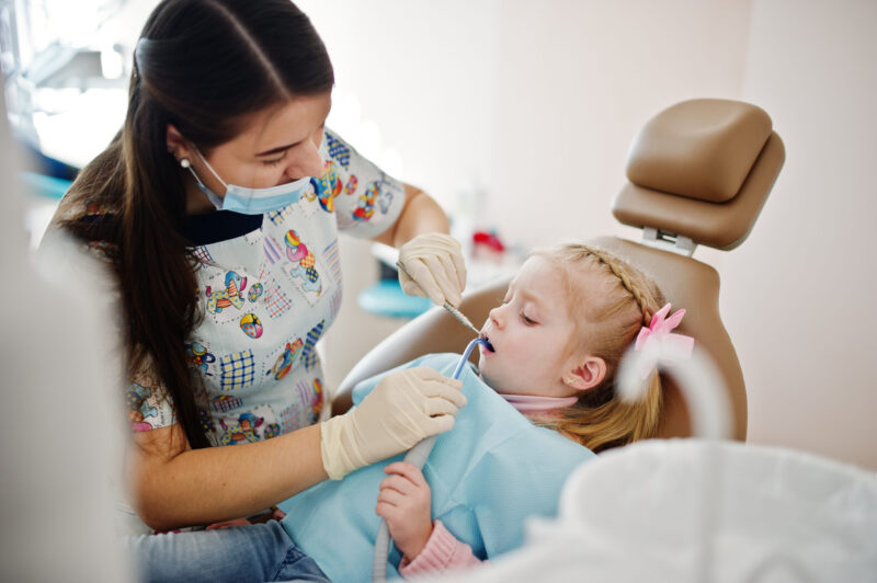 Cha mẹ nên đưa trẻ đi khám răng định kỳ để kịp thời phát hiện và điều trị tình trạng sâu răng 