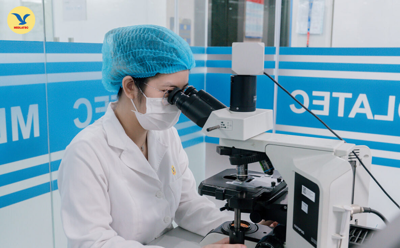 Mẫu bệnh phẩm sẽ được bác sĩ phân tích trong phòng xét nghiệm 