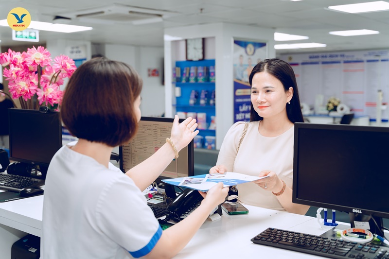 Khách hàng được hướng dẫn tận tình khi đến khám chữa bệnh tại MEDLATEC