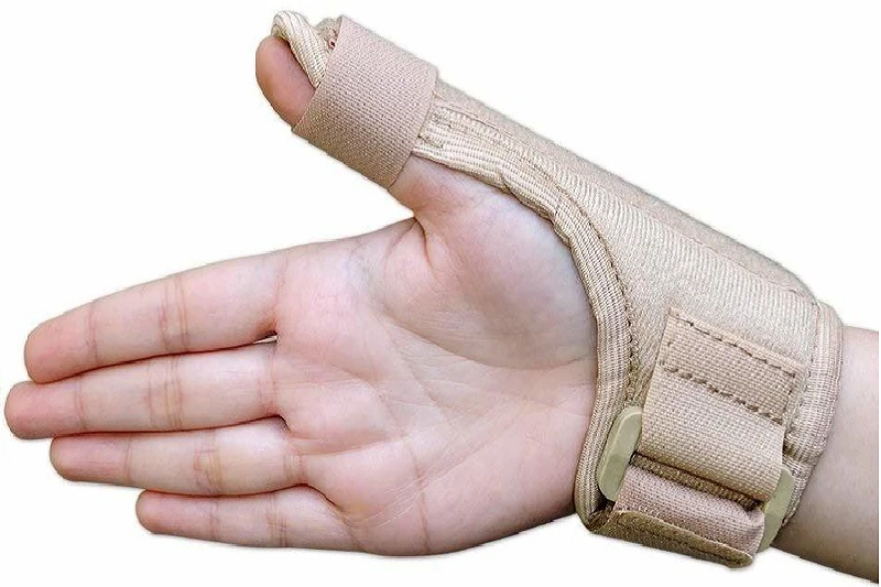 Đeo nẹp cổ tay - ngón cái giúp cố định ngón cái, hạn chế di chuyển gây đau.