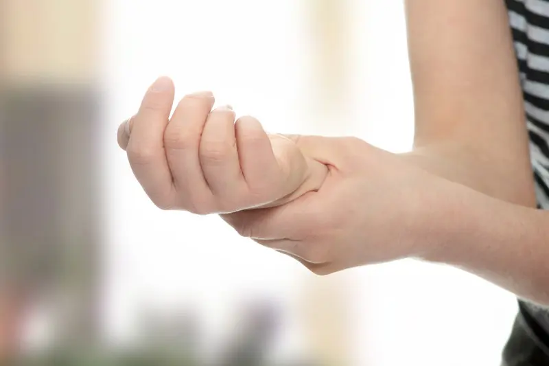 Đau cổ tay sau sinh thường do viêm bao gân dạng duỗi ngón cái (De Quervain tenosynovitis)