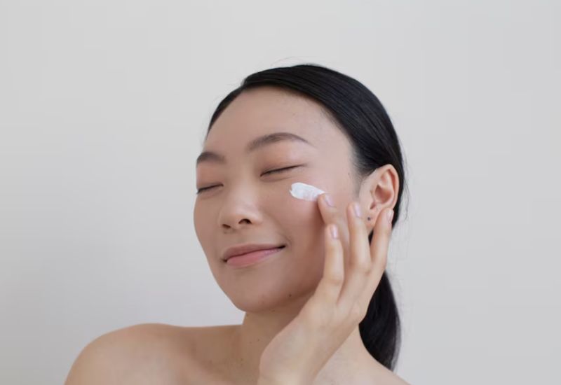 Dùng kem chống nắng hàng ngày trước khi tiếp xúc với ánh nắng mặt trời nhằm phòng ngừa nám da