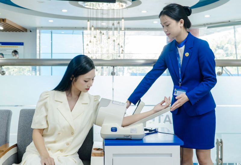 Chị em nên thăm khám sức khỏe và thực hiện các xét nghiệm cần thiết khi có biểu hiện bất thường trong cơ thể