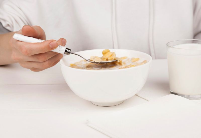 Người nhà chăm sóc bệnh nhân suy hô hấp nên cho bệnh nhân ăn thức ăn mềm, dễ nuốt và dễ tiêu