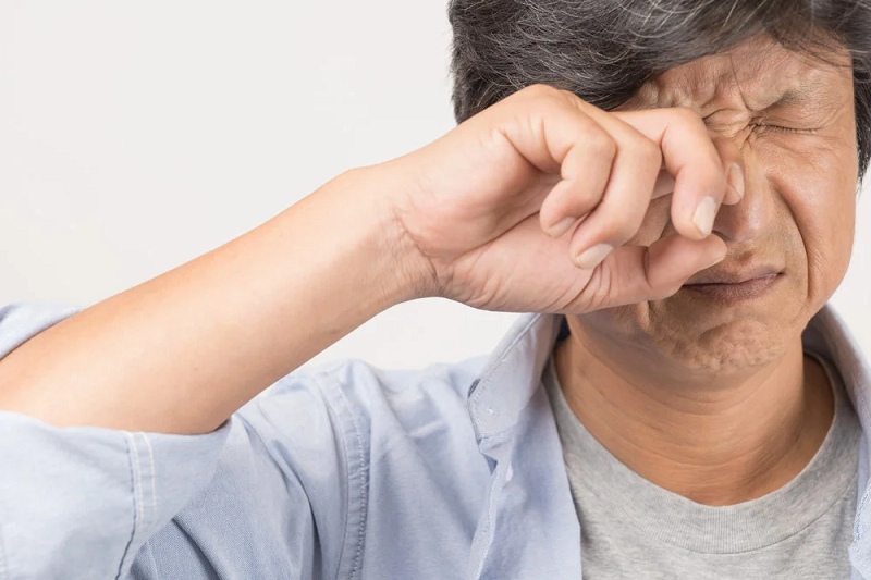 Tuyệt đối tránh dụi mắt, đặc biệt ở người có yếu tố nguy cơ gây bệnh.