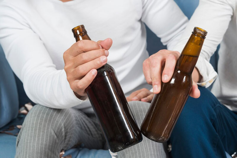 Lạm dụng rượu, bia là một trong những yếu tố gia tăng nguy cơ mắc bệnh về đường ruột