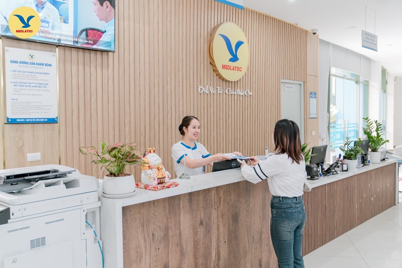 Nhân viên MEDLATEC hướng dẫn tận tình cho khách hàng tới khám
