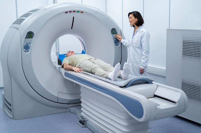 Bệnh nhân trong quá trình chụp MRI để chẩn đoán và đánh giá tổn thương do viêm khớp tự miễn