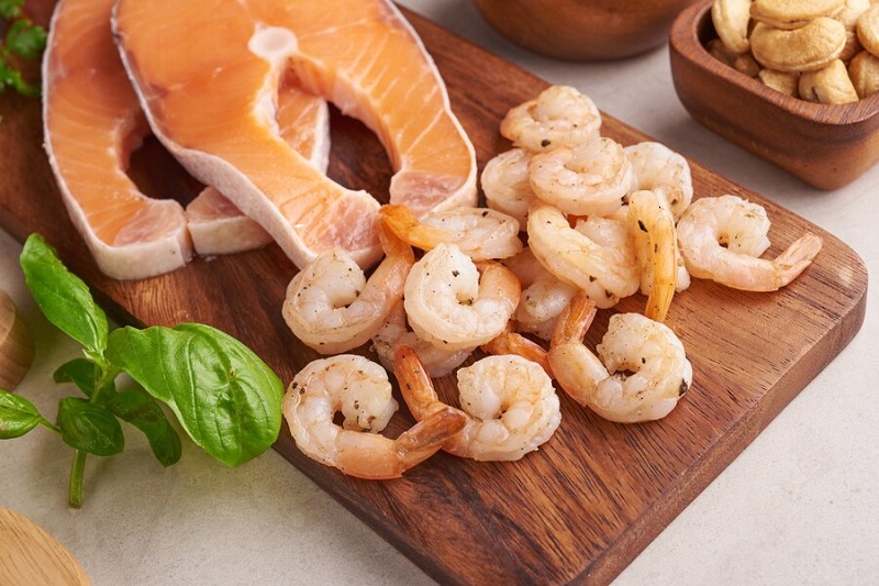 Tôm và cá hồi là nhóm thực phẩm giàu iod, tốt cho quá trình tổng hợp hormone của tuyến giáp