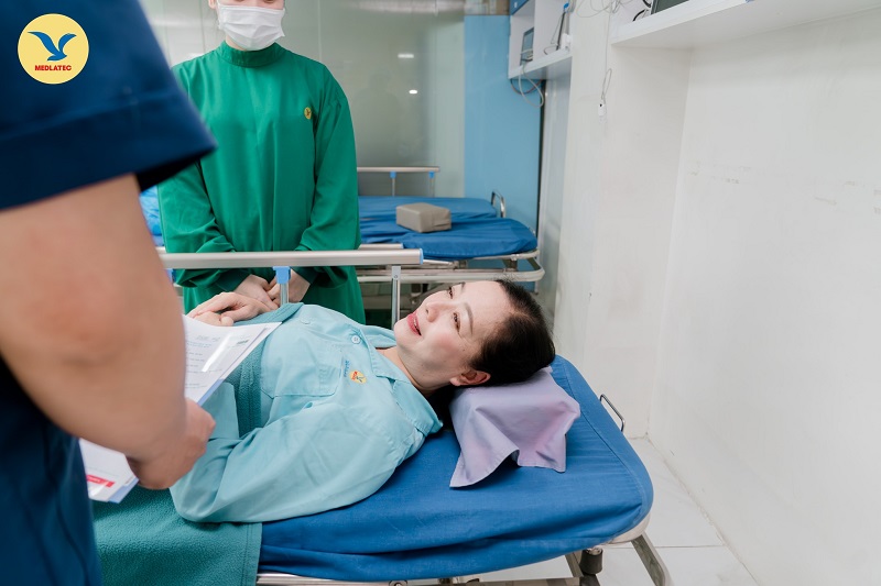Bác sĩ của MEDLATEC giải thích quy trình nội soi dạ dày cho khách hàng trước khi thực hiện 
