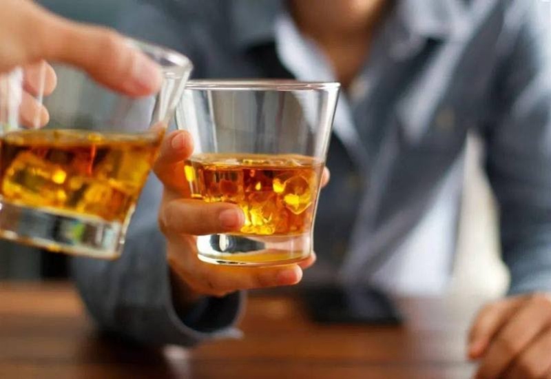 Hạn chế uống rượu bia là cách phòng tránh bệnh não gan hiệu quả