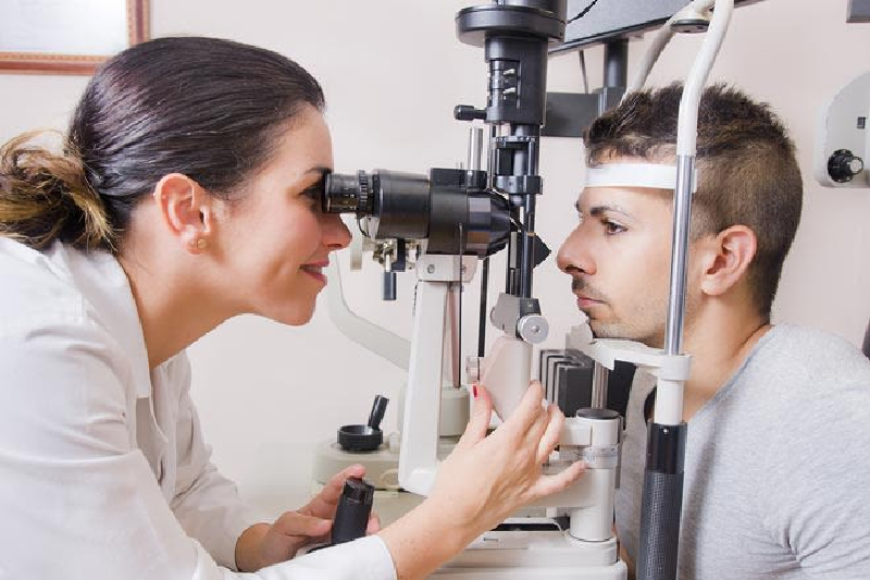 Soi đáy mắt là phương pháp chẩn đoán đơn giản và dễ thực hiện tại phòng khám.
