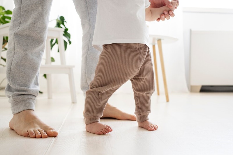 Dị tật bàn chân bẹt có thể khắc phục nếu mẹ đưa trẻ đi khám và chữa trị sớm