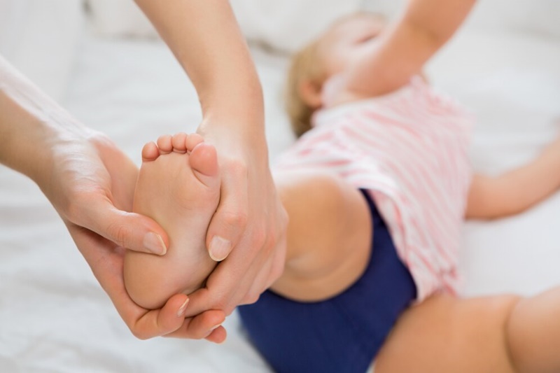 Cha mẹ cần thường xuyên quan sát trẻ để phát hiện sớm bất thường