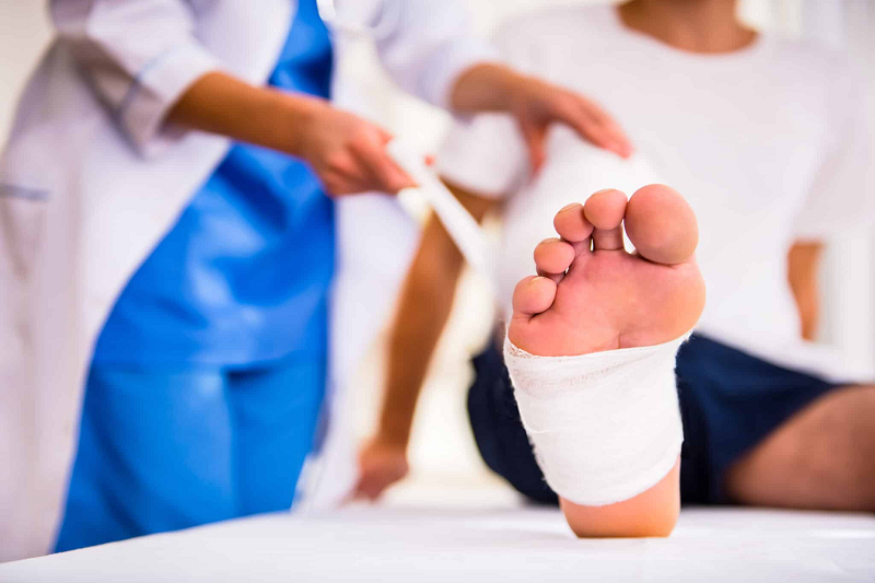 Sử dụng băng ép để cố định vùng tổn thương, hạn chế các cử động sai tư thế.