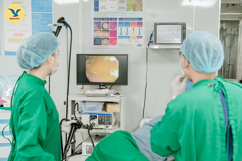 Nội soi trực tràng giúp phát hiện dấu hiệu bất thường như polyp