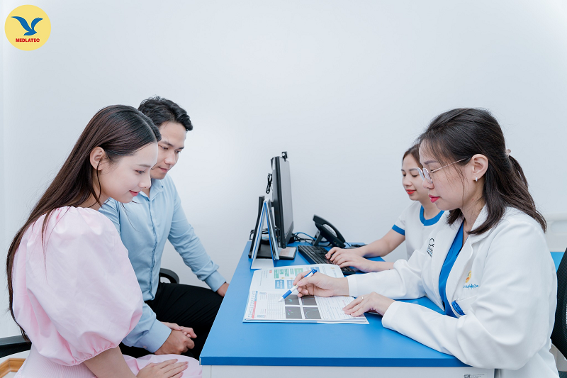 Bác sĩ trao đổi với bệnh nhân trong quá trình thăm khám