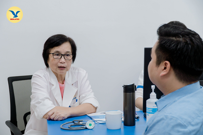 Khách hàng được bác sĩ giải thích và tư vấn cụ thể sau nội soi nhuộm màu tại MEDLATEC