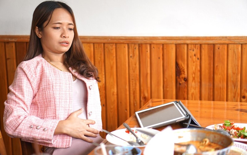 Trào ngược dạ dày có thể gây khô cổ họng 