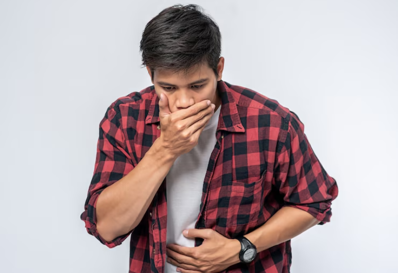 Người dùng có thể gặp cảm giác đau bụng âm ỉ, buồn nôn, nôn sau khi dùng thuốc tẩy giun