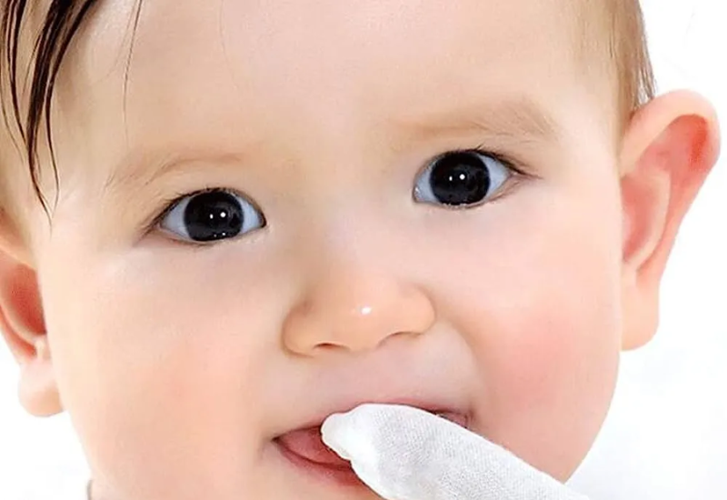 Dùng gạc rơ lưỡi là cách làm sạch lưỡi bị trắng cho trẻ sơ sinh hiệu quả