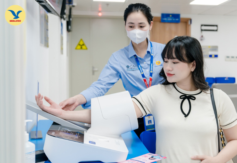 Mẹ bầu nên chủ động sắp xếp thời gian đến cơ sở y tế uy tín để được tư vấn và chăm sóc thai kỳ