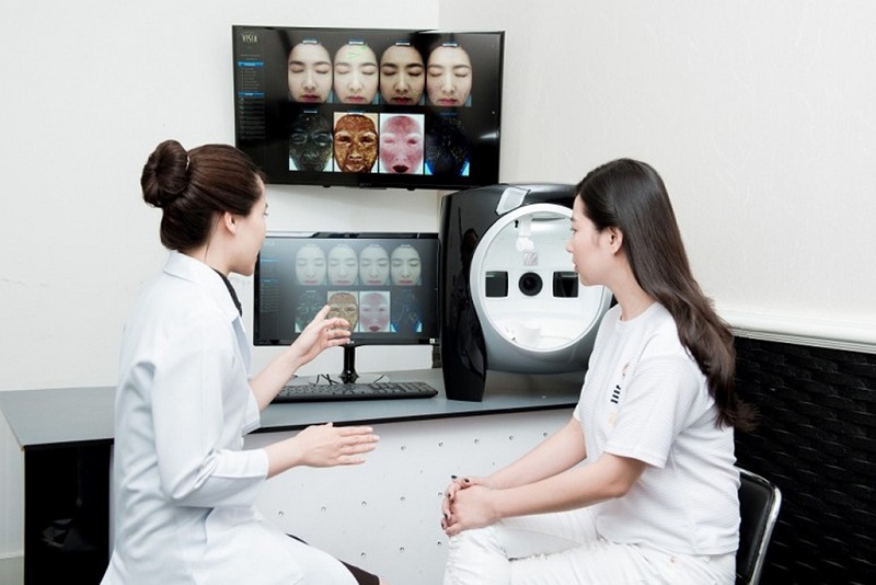 Bạn nên đi khám da định kỳ để phát hiện sớm những bất thường và có hướng điều trị kịp thời
