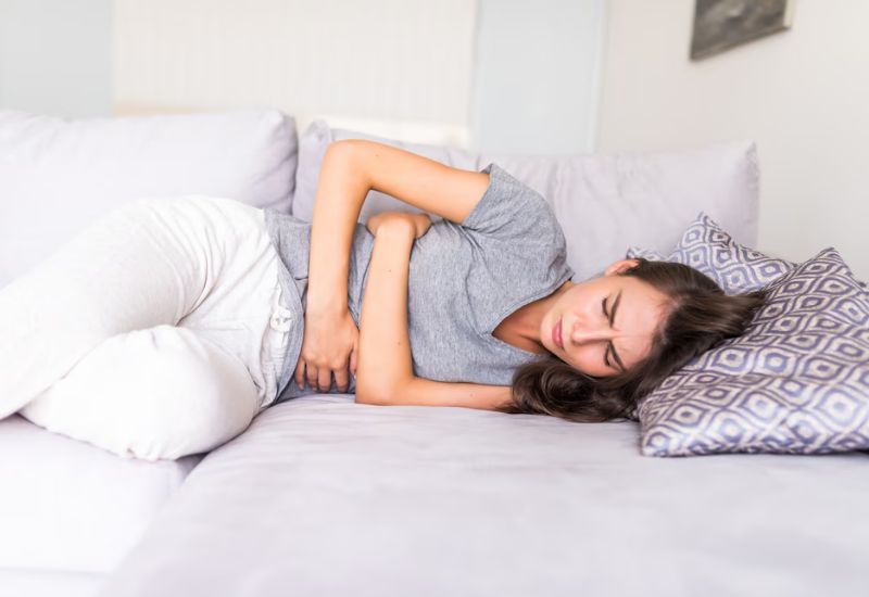 Chuột rút bụng là hiện tượng co thắt đột ngột của các cơ vùng bụng, gây ra cảm giác đau nhói hoặc quặn thắt