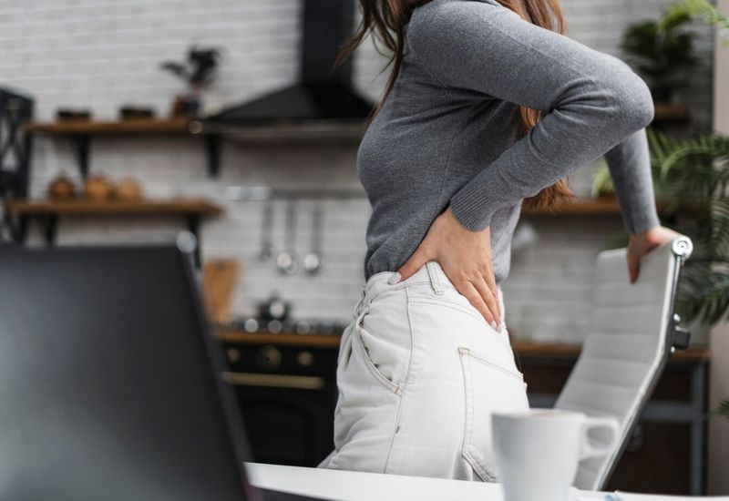 Cơn đau âm ỉ, kéo dài, thường xuất hiện một bên thắt lưng có thể là dấu hiệu của bệnh lý về thận