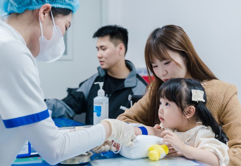 Bé được lấy máu xét nghiệm vi chất