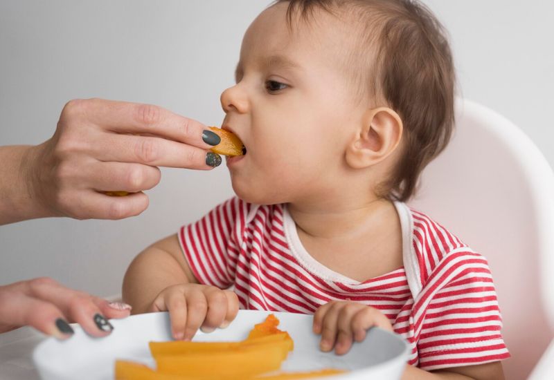 Dù được cha mẹ cho ăn đủ bữa, thường xuyên thay đổi món, nhiều trẻ vẫn bị thiếu hụt vi chất
