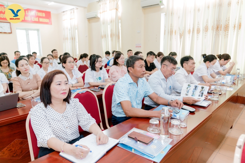 Y bác sĩ chăm chú theo dõi những nội dung báo cáo trong khuôn khổ chương trình 