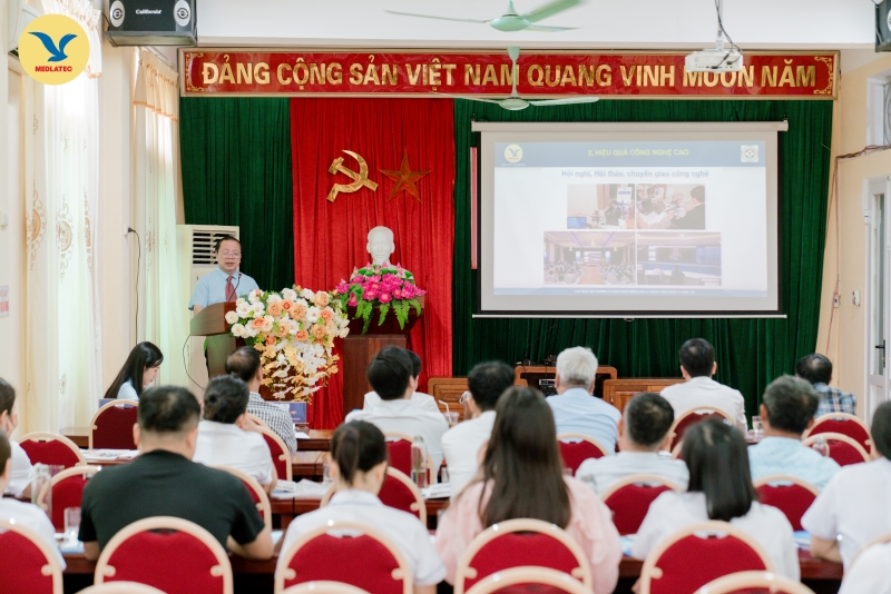 PGS.TS.BSCC Nguyễn Quốc Dũng - Phó Chủ tịch Hội Điện quang và Y học hạt nhân Việt Nam, Phó Chủ tịch Hội đồng Khoa học công nghệ và đào tạo MEDLATEC GROUP; Giám đốc chuyên môn Trung tâm Chẩn đoán hình ảnh MEDLATEC trình bày bài báo cáo với chủ đề “Vai trò chẩn đoán hình ảnh trong ung bướu và ứng dụng công nghệ 4.0