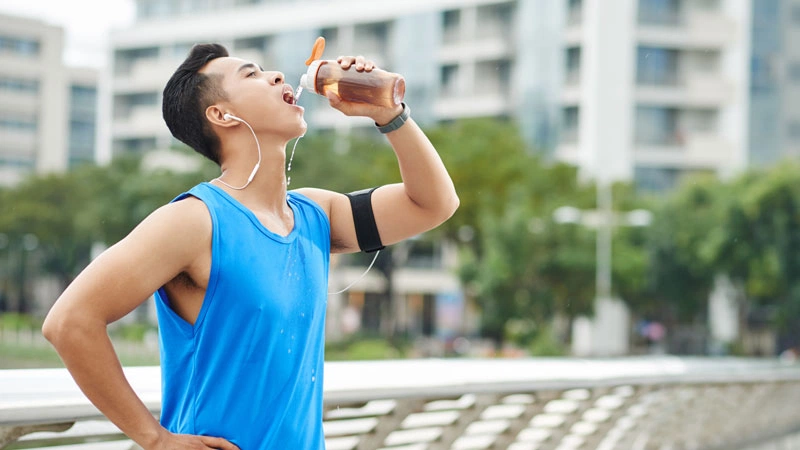 Chú ý bù nước kịp thời khi hoạt động thể lực với cường độ mạnh 