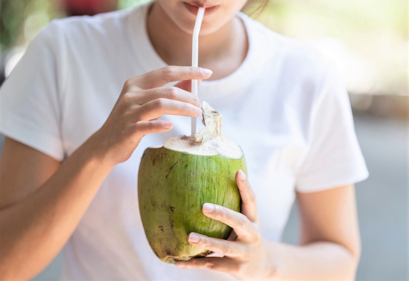 Nước dừa là lựa chọn tốt khi trong trường hợp băn khoăn cơ thể mất nước nên uống gì