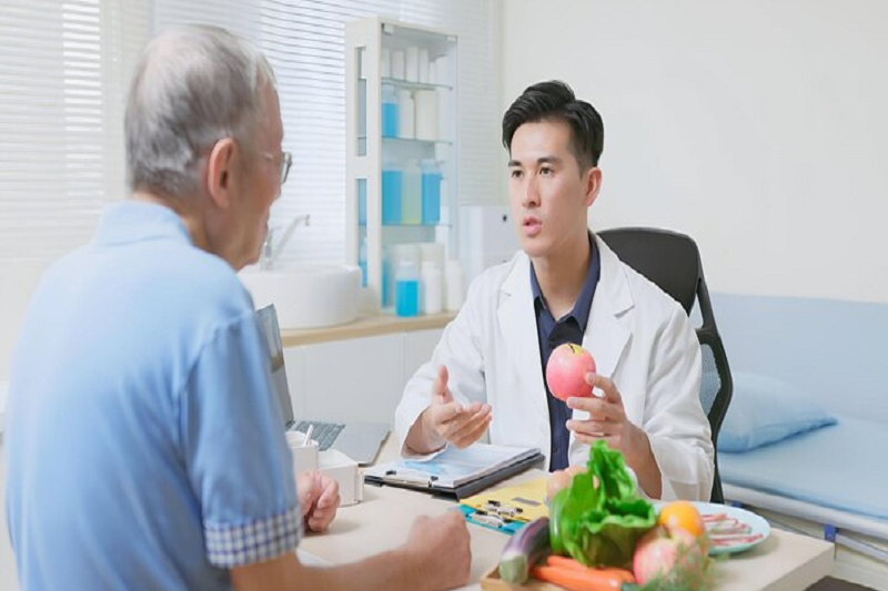 Bác sĩ chuyên khoa tư vấn giúp người bệnh biết khô khớp gối nên ăn gì và kiêng gì để tốt cho dịch khớp