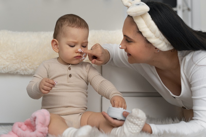Mẹ cần bôi thuốc cho trẻ theo hướng dẫn của bác sĩ