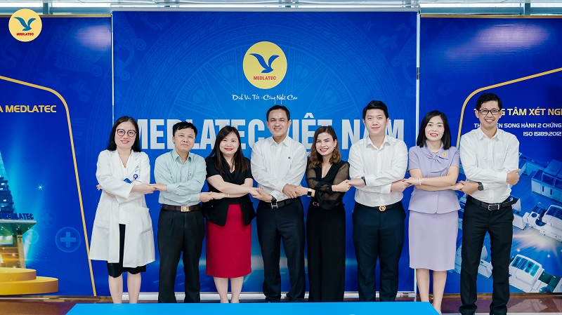 Lãnh đạo hai đơn vị trao nhau những cái bắt tay sau những trao đổi, chia sẻ cởi mở 