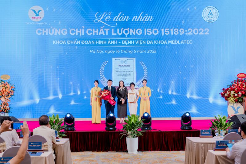 Đại diện Văn phòng Công nhận Chất lượng Quốc gia (BoA) trao chứng chỉ chất lượng ISO 15189:2022 cho Khoa Chẩn đoán hình ảnh, Bệnh viện Đa khoa MEDLATEC 