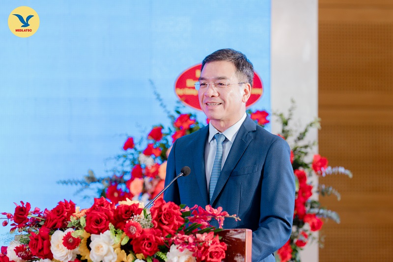 TS.BS Hà Anh Đức - Cục trưởng Cục Quản lý khám, chữa bệnh chúc mừng MEDLATEC trở thành đơn vị y tế đầu tiên tại Việt Nam đón nhận ISO 15189:2022 lĩnh vực Chẩn đoán hình ảnh