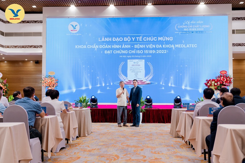 GS.AHLĐ Nguyễn Anh Trí cảm ơn sự có mặt và những lời chúc mừng của TS.BS Hà Anh Đức dành cho MEDLATEC